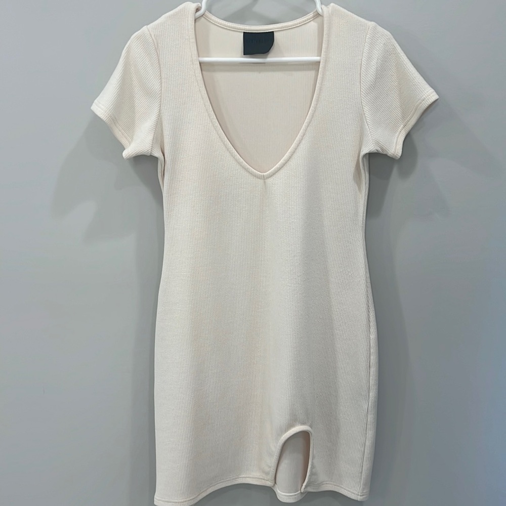 Ribbed short sleeved v neck cream dress with small slit